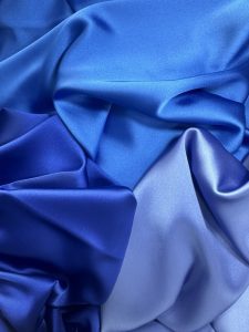 Read more about the article Najbardziej błyszczące tkaniny na kreacje wieczorowe – przewodnik od Moda Group